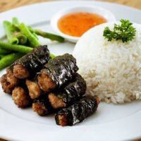 Cơm chả lá lốt (蔭叶牛肉饭)