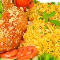 Cơm đùi gà chiên mắm (酱汁炸鸡腿饭)